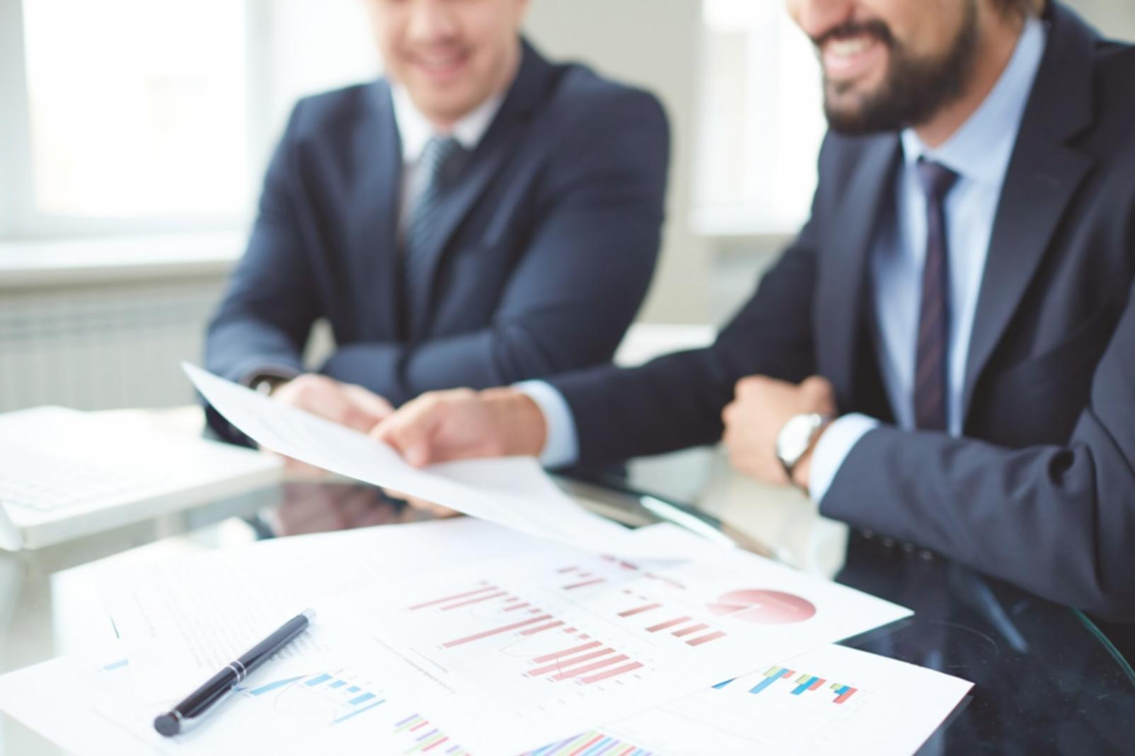 Gruppe von Lernenden in lebhafter Diskussion über Finanzstrategien